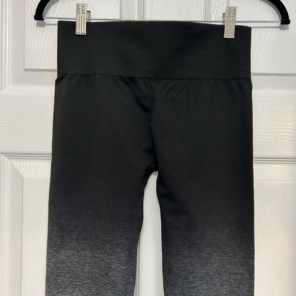 Gymshark ombré leggings. Size large. Like new! - Picture 9 of 9